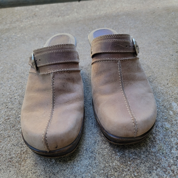 Used Women's Light Tan Brown Leather Clog Slide On Mule Size 8.5 with Buckle - Picture 2 of 11